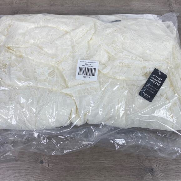 Torrid Ivory Lace Capelet Wedding Dress Sz.16 NWT - Picture 6 of 9